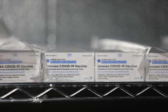 주한미군, '1회 접종' 얀센 백신도 도입  주한미군 사령부는 10일 보도자료를 내고 "지난달 27일 미국 식품의약국(FDA) 승인에 따라 얀센 백신을 공급받아 (모더나에 이어) 접종용으로 사용하게 될 것"이라고 밝혔다. 사진은 캠프 험프리스 내 브라이언올굿 병원이 자체 페이스북 계정에 올린 사진으로, 지난 9일 도착한 얀센 첫 물량. 연합